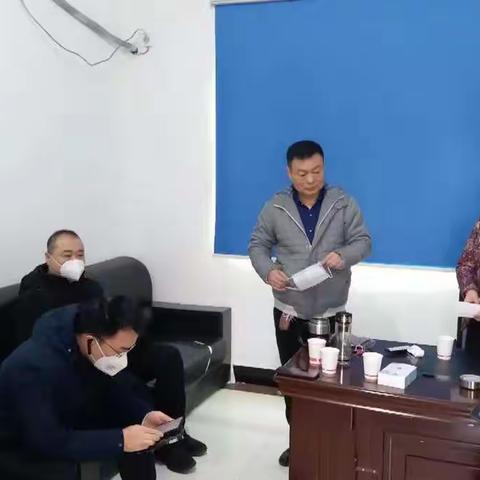 靠前指挥，包抓中层李明赴重点包抓村组协调疫情防控工作