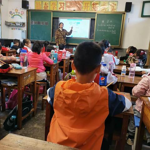 推门听课，以听促教           一一一西湖中心小学迎中心校领导“推门听课报道