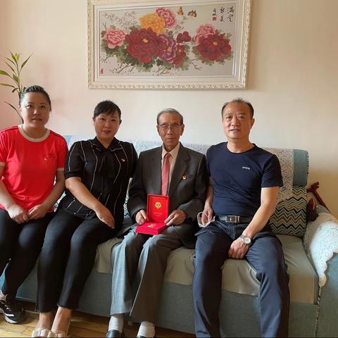 涌泉社区开展“七一”前走访慰问老党员活动