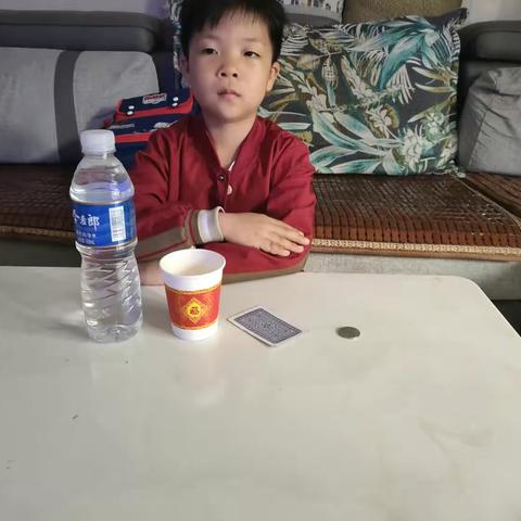 大家好我是一八班的周俊浩，今天我是实验是 《不掉落的硬币》