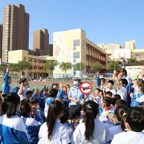 交通安全  你我同行——武安市交警大队走进光明小学举行交通安全趣味演练