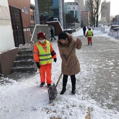 1月29日，副区长梁文辉检查校园门口及人行道清雪工作