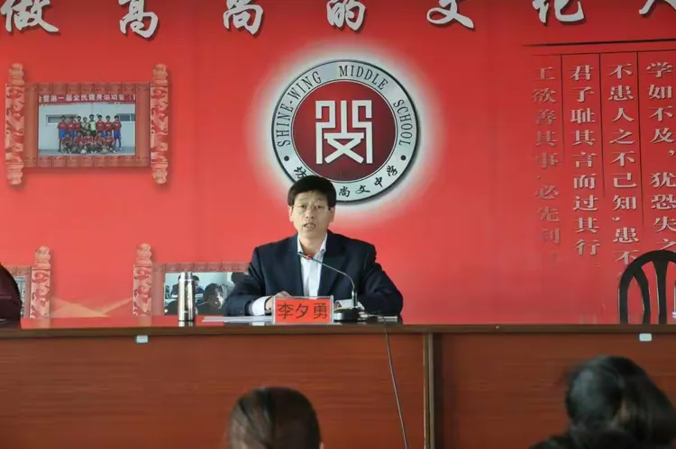 尚文中学的杜增东校长介绍了学校以四轮课例研修为抓手,实施教师层级