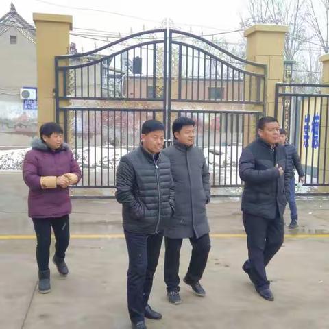12月14日上午，李局长一行三人冒雪莅临孙陶学区指导工作，对孙陶学区的发展规划及安全工作提出了指导性建议
