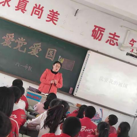 学校组织“十送温暖进校园”活动，我班邀请了钟欣彤家长为孩子们带来了“爱党爱国”主题班会。