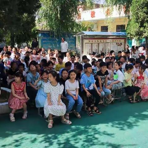 温暖“六一”！伊川人大代表葛傲良为母校邢庄小学180名学生捐赠校服