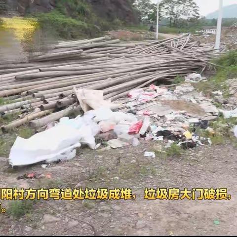 开发区对朱村往朝阳村路口堆放的建筑垃圾进行清理