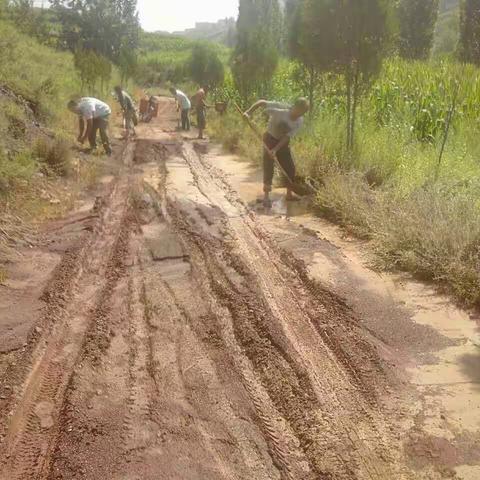 北韩乡组织村民清理路面淤泥