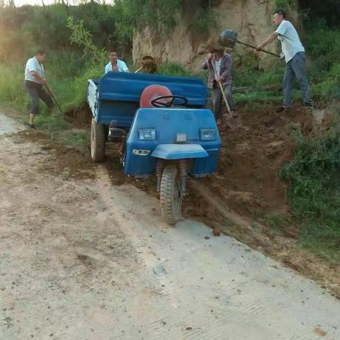 北韩乡组织村民修理水毁道路