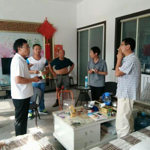 县政协副主席李英杰深入居民家中宣传动员参与环境整治