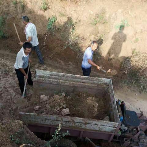 北韩乡槐树凹村组织村民整修水毁道路