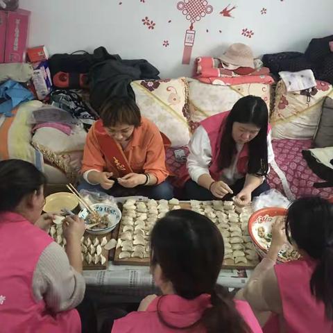 热腾腾的饺子 暖心的爱       八十四团新时代文明实践站志愿者为空巢老人包饺子共度温情冬至