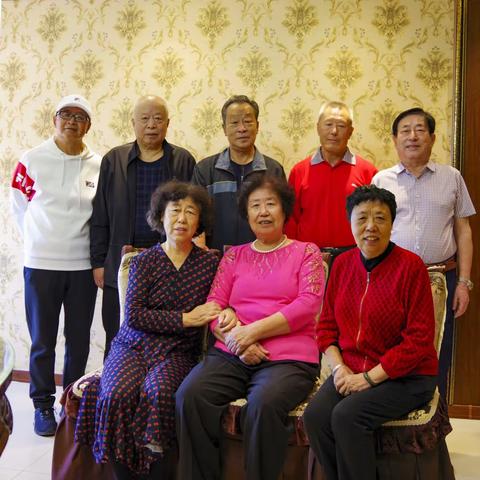 石宏芬设宴，喜迎汪德恩荣归故里。众同学小聚，思旧论今话友谊。