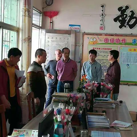 唐延斌主任到遵谭中心小学检查开学工作
