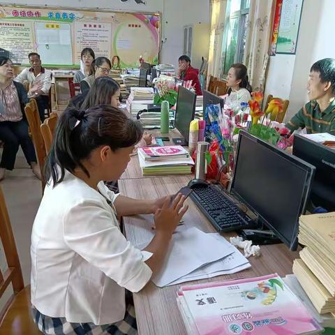 龙华区教育局作业管理专项视导小组对海口市遵谭中心小学进行视导