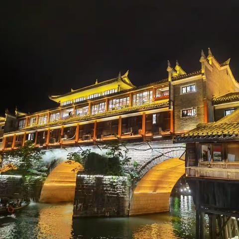 夜游凤凰古城，