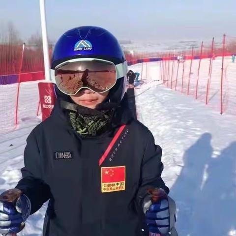 阳光雪松温暖假期，雪松小学六年二班在“八个一”实践活动中锻炼成长。