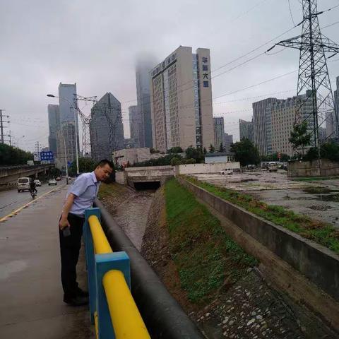 电子城街办以雨为令开展防汛隐患排查