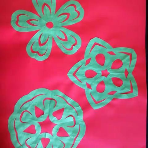 哈巴河中学开展“心随手动”剪纸活动