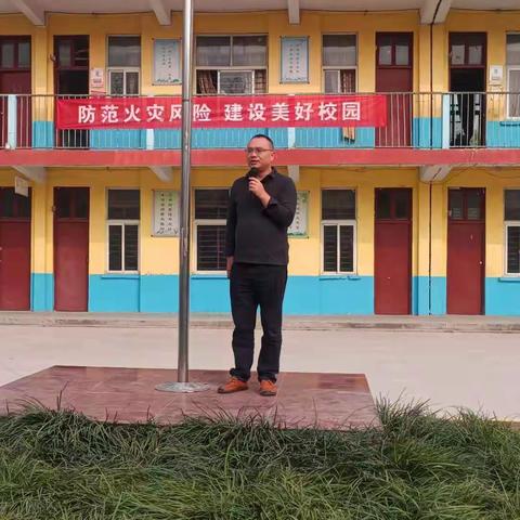 平舆县万金店镇中小学成功举行消防安全疏散演练活动