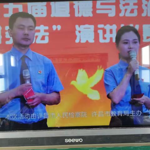 【石象教育】营坊小学四年级观看2022年德法共建，阳光校园留影