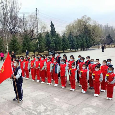 建党百年祭英烈         红色基因代代传         ——抚顺市顺城区将军一校少先大队及少先队员代表祭扫烈士墓