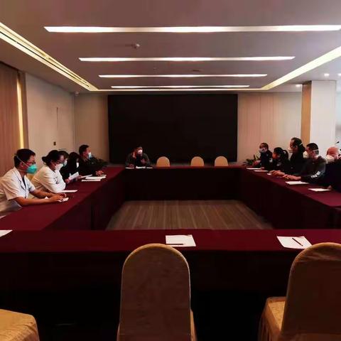区疫情指挥部隔离管控组组长王进前往西安宾馆柏树林专班为工作人员进行系统培训