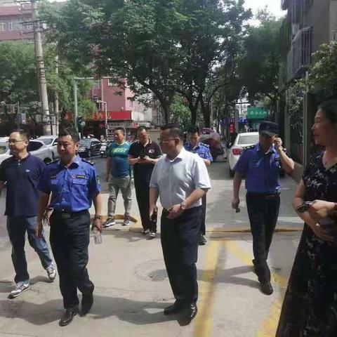 碑林区副区长张学东检查柏树林市容精细化管理工作