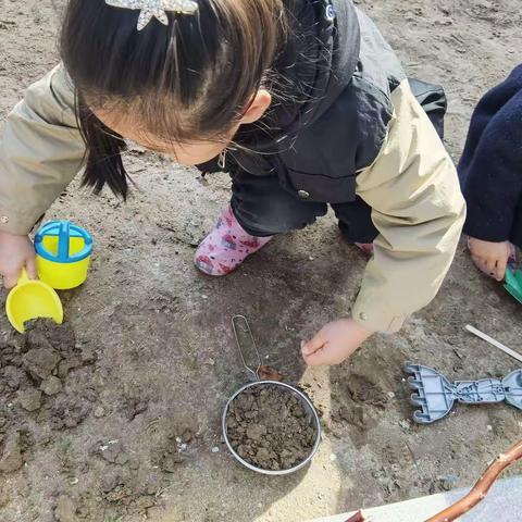 泥地：吃雪糕的小涵涵