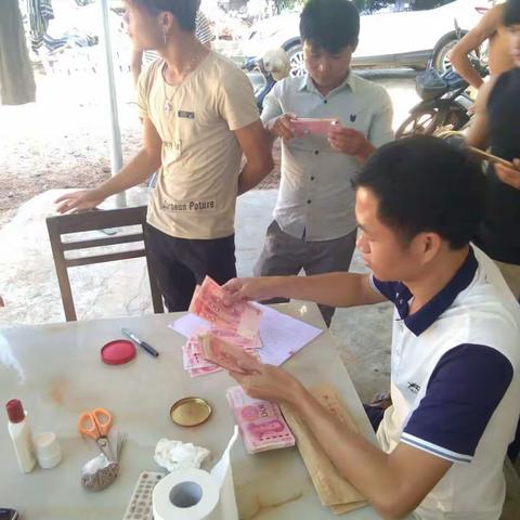 2017年11月10日吉家成到陀头槟榔村给贫困户发放扶贫项目分红收益