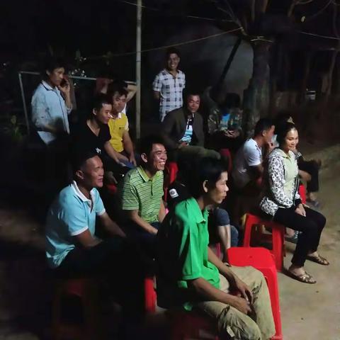 感城镇陀头温布村贫困户观看电视夜校