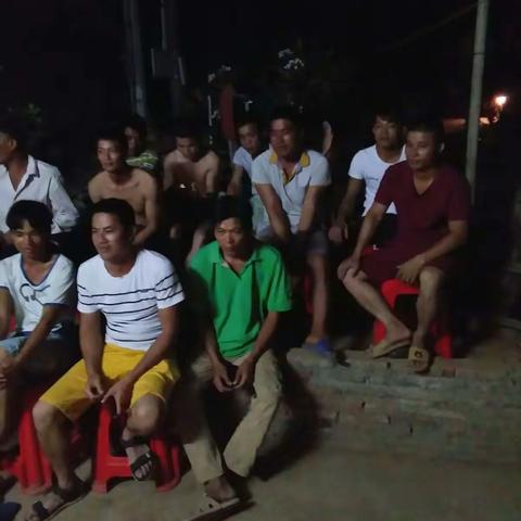 2018年4月23日感城镇陀头温布村贫困户观看电视夜校