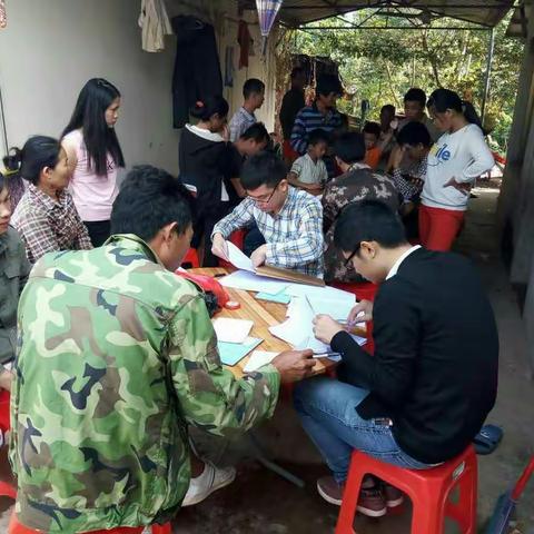 2017年10月31日上午感城镇驻村队和农业服务中心到陀头温布村调查2014.15.16年建档立卡贫困户