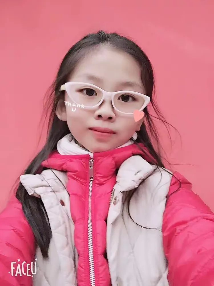 3月9日张简童在"麦德龙"超市的游乐园里玩的兴致盎然,拍了照片还坐了