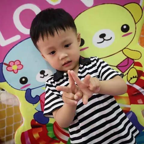 红黄蓝亲子园 欢乐小一班 邵义峰 九月成长记录💙