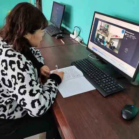 不言春作苦     愿化春泥护红花——东滩里小学优秀教师风采