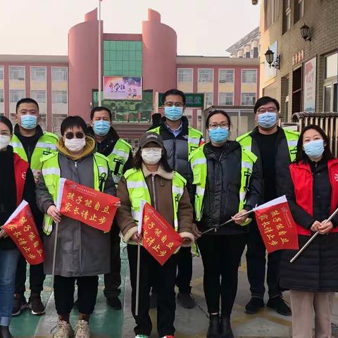 家长执勤 最美守护——泰师附校2022级2班家长执勤