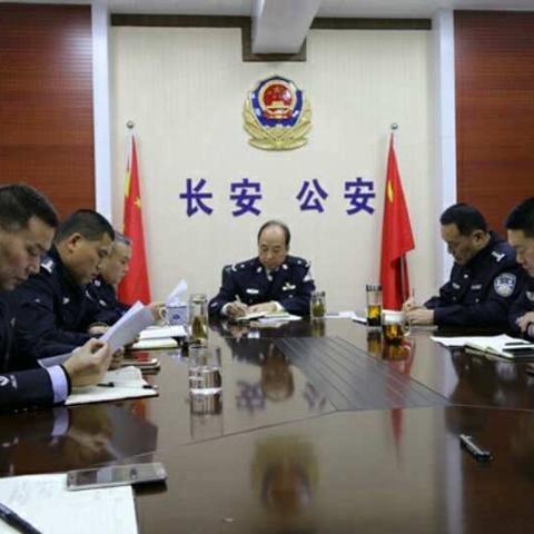 长安分局民警认真贯彻新修订的《西安市销售燃放烟花爆竹安全管理条例》，积极开展巡逻防范工作