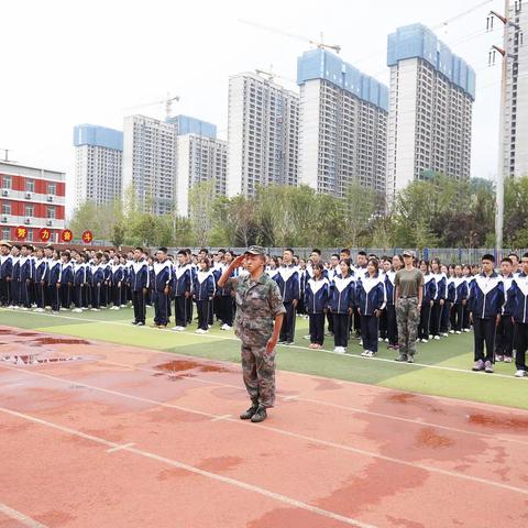 鲜衣怒马少年时，厉兵秣马点兵日——咸阳市高新一中举办2022级高一新生入学国防教育暨行为习惯教育结营仪式