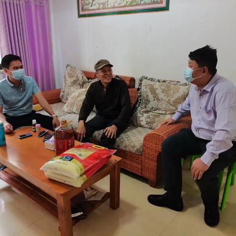 区委常委、政法委书记于四海带队慰问包点社区老党员、困难党员