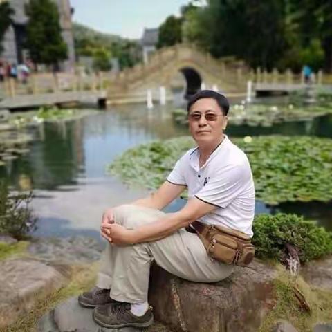 以悦己的心情于每一天！即心里有阳光，眼里皆风景。快乐自己，乐于他人。如此好好地活着！
