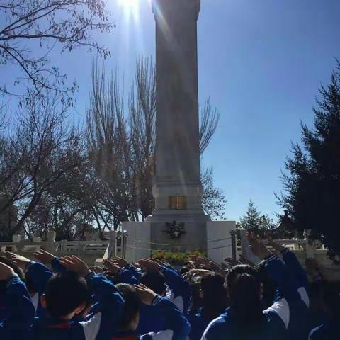 清明节，临河四小四（7）班师生祭扫人民公园烈士纪念碑活动剪影