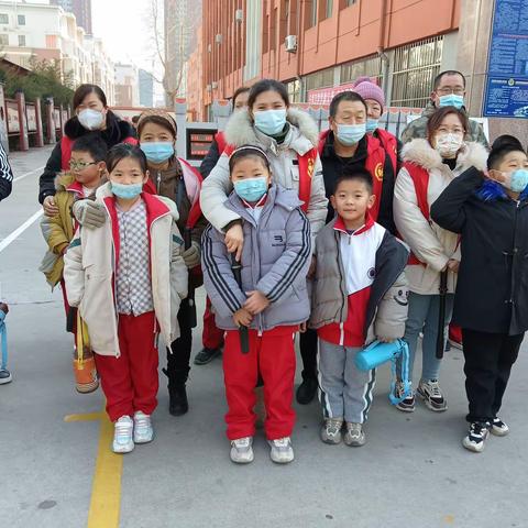浓浓爱子心，殷殷护学情--3（3）中队爱心护学岗