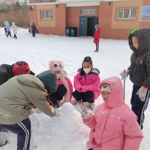 童年快乐的时光——我们打雪仗堆雪人啦…