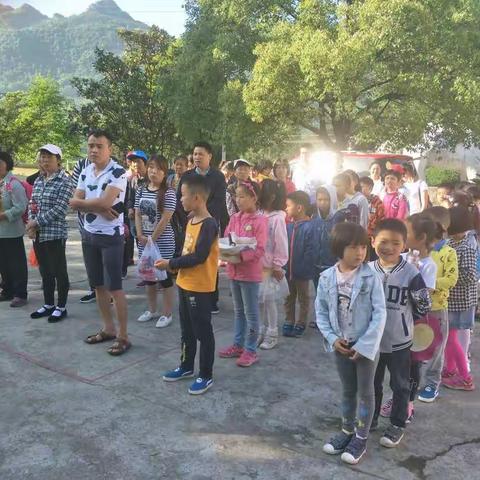 慈利县象鼻嘴村“紫桂”书法班学生及家长星德山旅游成长之行