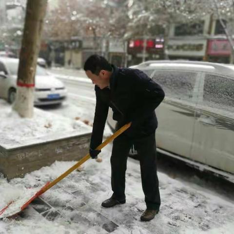 蓝田统计局风雪无阻除雪保通畅