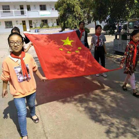同升国旗，同唱国歌——栖山镇马村小学师生用各种方式表达爱国心情