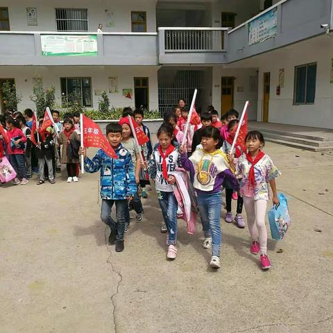 马村小学注重路队建设管理常态化,增强了学生的安全意识