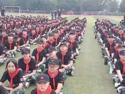 9月2日上午10时，我校2019级初一新生军训动员大会在学校操场举行。会议由团委高书记主持，刘校长，