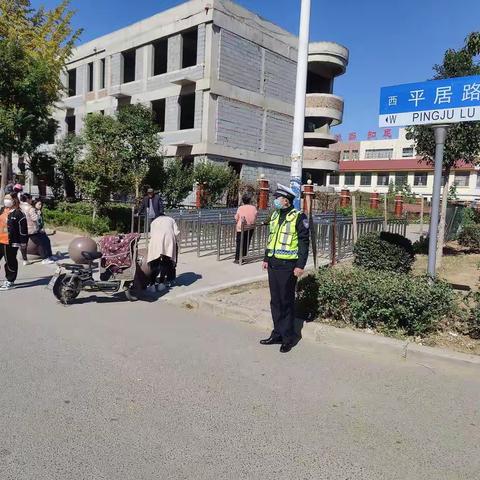 城市因文明而美丽 创文路上交警和学校一起不停步----平邑县第七实验小学交警执勤纪实